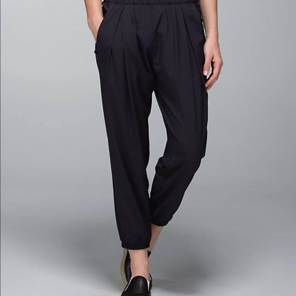 Lululemon Rollin' With My Omies Pant. Size 4.